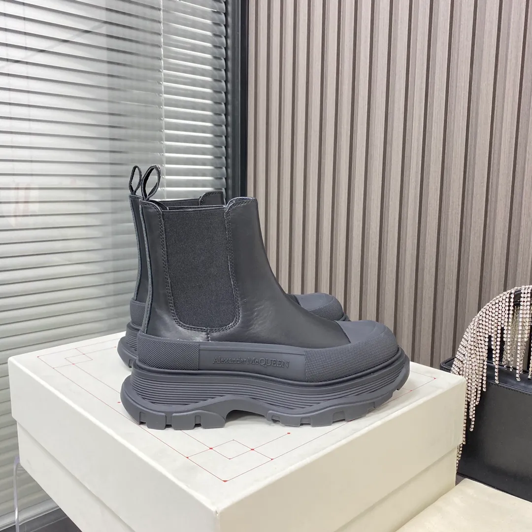 👟👟Ex-factory price 560👟👟 Women's shoe factory Alexander Mcqueen/McQueen 22 autumn and winter series Martin boots short boots, original development and the highest version. The style is simple and elegant. Another long-leg artifact. The height of the boot is just right. Highly recommended for small girls. Imported cowhide for the upper and imported sheepskin for the lining. T👟👟Ex-factory price U combination outsole Size: Women 35-40,